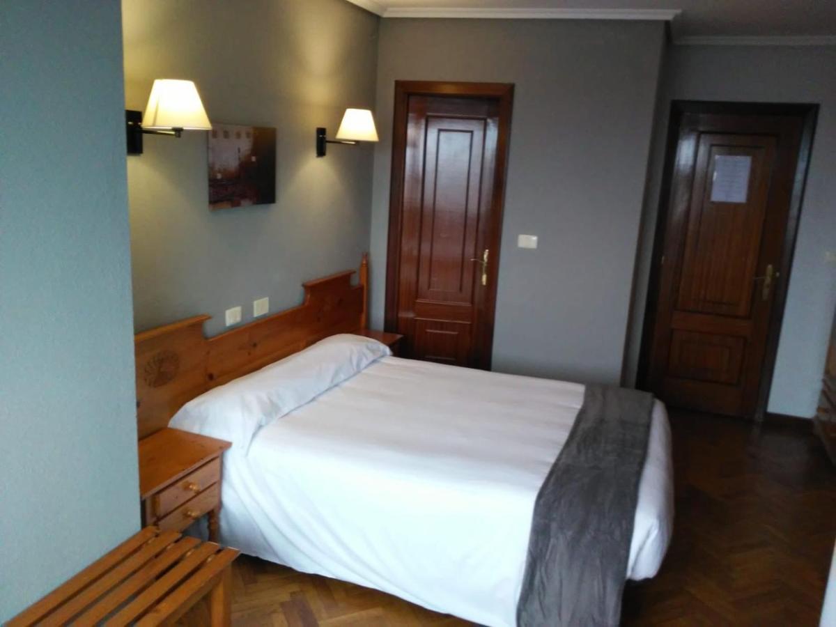 Albergue Hostal Sao Telmo Tui Bagian luar foto
